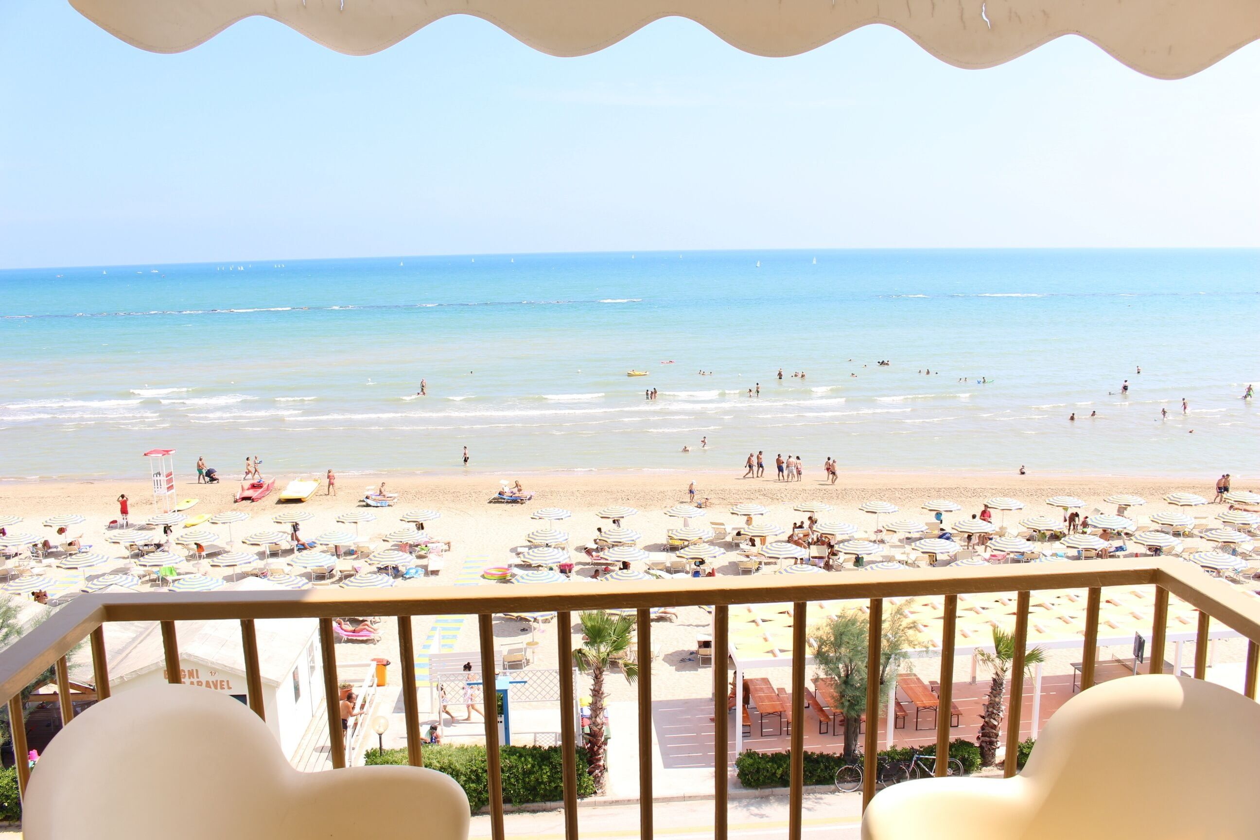 هوتل كارافيل