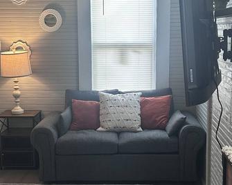 Charming studio with WiFi and appliances! - Flomaton - Sala de estar