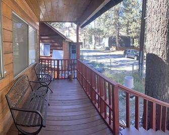 Grizzly Cabin! 1 Min Walk to Grizzly Cafe Downtown - Wrightwood - Balcony