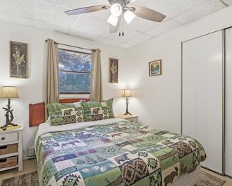 Lakefront! Hot Tub & Arcades! Amazing Fishing! - Wautoma - Bedroom