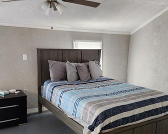Cute 1 Bdrm House That Sleeps 3 - Petersburg - Schlafzimmer