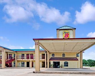 Super 8 by Wyndham Dallas South - Dallas - Building
