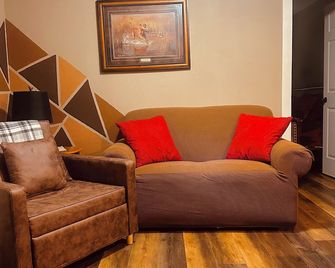 Lake Road Cabin C — Million Dollar Ozark View! - Ironton - Sala de estar