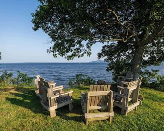 Fireside Inn & Suites Ocean's Edge - Belfast - Binnenhof