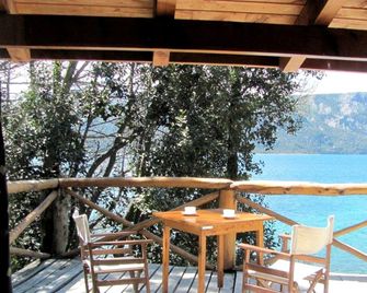 Romantic Lakeside Cabin for Two near the Beach in Villa Traful, Argentina - Villa Traful - Balcón