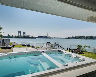 Weymouth Waterfront Getaway with Swim Spa and Hot Tub - Weymouth - Pool