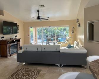 Ft Myers-Lehigh Acres \/ Saltwater Electric Heated Pool + 3 Waterfalls \/ Hot Tub - Lehigh Acres - Living room