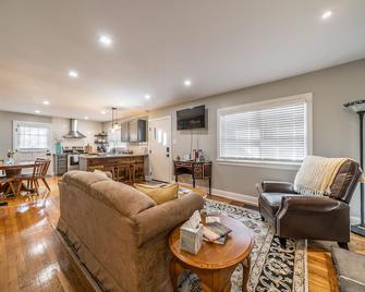 Southern Sunset. Rugged yet refined! 1.5 miles to Ark! Rate is for 2 guests. - Williamstown - Living room