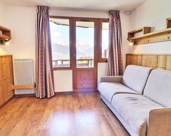 Ski-in/Ski-out Apartment for 4 at La Tania, 1 Bedroom, Balcony, Convenient Location - Courchevel - Living room