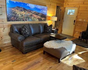 Elkhorn Rustic Blowing Rock Cabin Amazing Views - Lenoir - Living room
