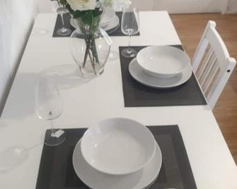 A&S properties, no guest fees, with drive and near city centre - Wolverhampton - Dining room