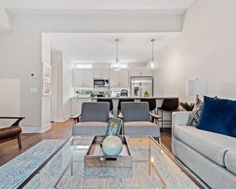 Perfect Home to Hang Your Cowboy Hat for CMA Fest - Nashville - Living room