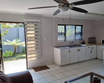 Bujumbura Guest House - Port Edward - Kitchen