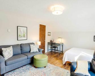 Cozy Norwalk Apt Near Cedar Point and Kalahari! - Norwalk - Sala de estar