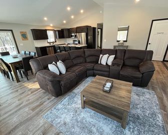 The Ridge - New Modern Home! - Onamia - Living room