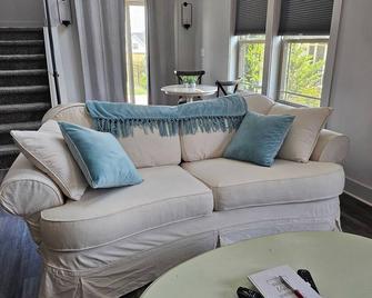 Cozy open concept home in beautiful Davidson near Lake Norman - Davidson - Living room
