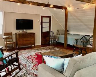 The Shipbuilder's Cottage-Two Century Old Charm - Saint Martins - Living room