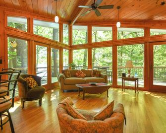 Nature Lover’s Retreat on Thompson Lake – Cozy Cottage Escape - Casco - Sala de estar