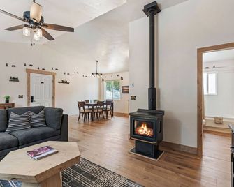 Pet-Friendly Cabin Retreat: Cozy 2BR Bear Cabin Getaway in Duck Creek Village - Duck Creek Village - Living room