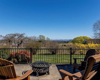 Quiet, off the grid getaway with access to hiking, fishing and wineries nearby! - Bridgewater - Balcony