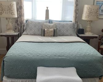 Brookside Cottage is a beautiful open concept doll house stay for two. - Berkeley Springs - Chambre