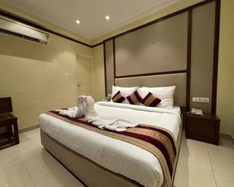 Hotel Pradeep - Varanasi - Bedroom