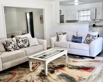 Home Away From Home nestled in the Heart of West Mobile - Tillmans Corner - Living room