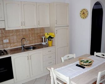 Sardinia-Pittulongu-Holiday home w/ garden 5 min. walk from withe sandy beaches - Pittulongu - 廚房