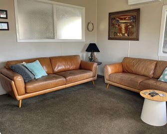 Whangamata Beach Cottage!! - Whangamata - Вітальня