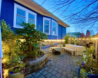 Boutique Chic Garden Retreat a Fremont Oasis w/ a BBQ, fire pit & outdoor dining - Seattle - Patio