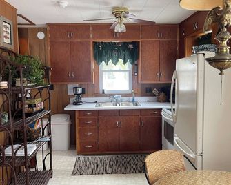 Riverwood Cottage-In town, on Eagle River chain of lakes and golf course views. - Eagle River - Kitchen