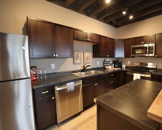 1 BDRM Downtown Minocqua! Perfect for couples or work trips! - Minocqua - Kitchen