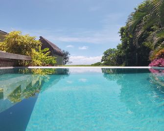 Bombua Beach House - Luganville - Pool