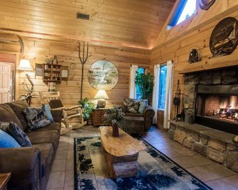 Overlooking pool & playground, walking distance to Thunder Ridge Arena. - Ridgedale - Living room