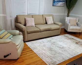 Family friendly! 3 bd/2 ba, full house, sleeps 8 - Portsmouth - Living room