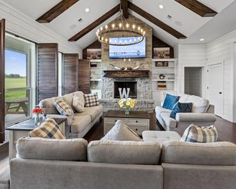 120 Acre 3000 Sqft Farmhouse: Wedding, Atv, Creek, Walk Trail, Volleyball, Sauna - Waxahachie - Living room
