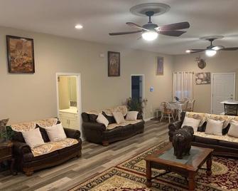 New, charming, and spacious Troopers Getaway/ 5 minutes to down town. - Waycross - Living room