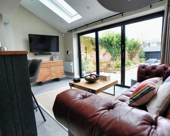 Historic Tring 2 Story Flat on High Street - Tring - Living room