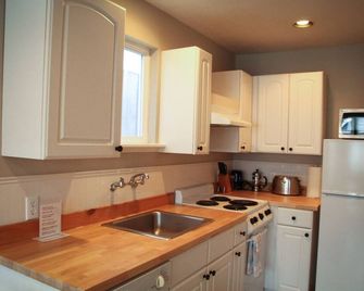 Two Bedroom with Kitchen at Boardwalk Cottages, Minutes to Long Beach Boardwalk - Long Beach - Kuchyň