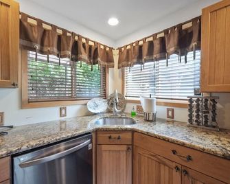 Cabin ~ Hot tub~ river access~ 70 inch tv~ Jetted tub with body sprayers - Tillamook - Cucina