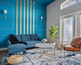 Modern 2BR Loft w/ Pool + Balcony in Heart of SoCo - Austin - Living room