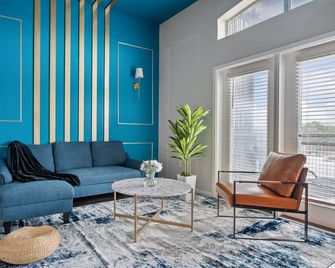 Modern 2BR Loft w/ Pool + Balcony in Heart of SoCo - Austin - Sala de estar