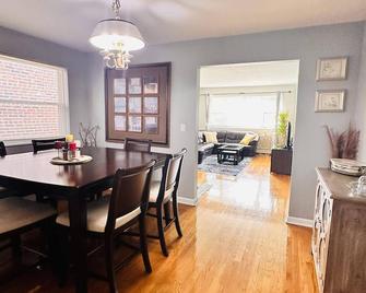 10 minutes to the lake! Family-sized Apt with free parking. - Chicago - Dining room