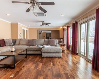 La Bella Vita: Spectacular Cayuga Lake Sunsets! - Cayuga - Living room