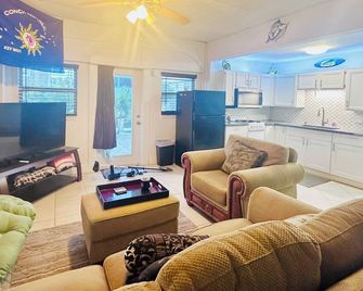 Open 360 water view, boat dockage, 4 bedroom Home in Big Pine Key - Big Pine Key - Soggiorno