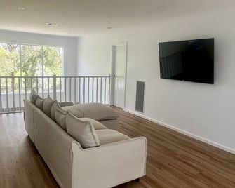 Yarrawonga Golf & Lake Getaway - Yarrawonga - Living room