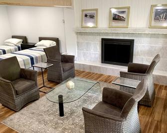 Fully Renovated Leesville Lake - Contemporary Cabin, 2 Marinas on lake! - Carrollton - Huiskamer