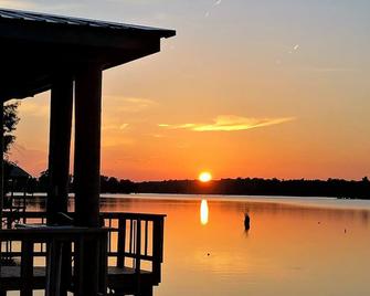 Cozy lakefront cabin with boat house and ramp on T - Many - Balkon