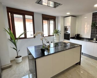 Casa con jacuzzi y piscina con vistas al castillo - Corbera - Cocina