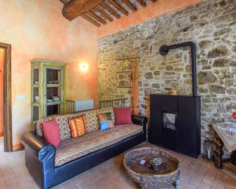 2 Bedroom Amazing Apartment In Loc, Scalabrelli - Catabbio - Sala de estar